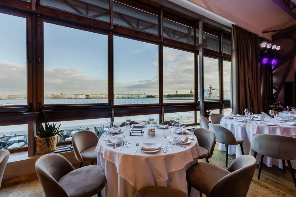 Ресторан-корабль Магадан Прованс на 1-м этаже