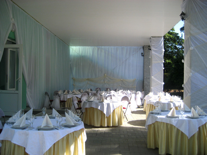 Банкетный зал загородного клуба Аут Архитектурный навес с шатром