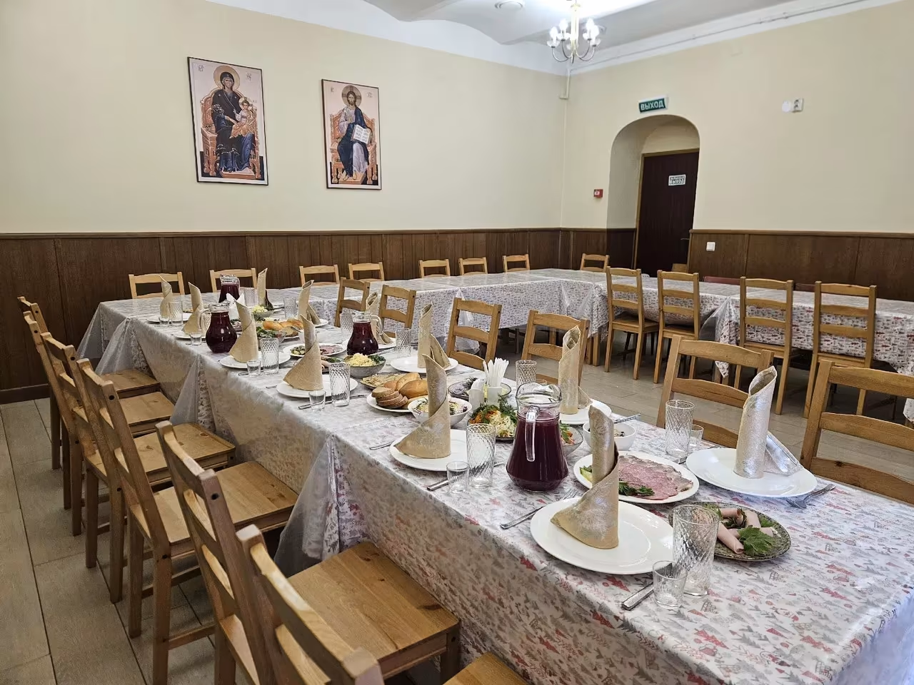 Поминальная трапеза Помним-любим в Петергофе