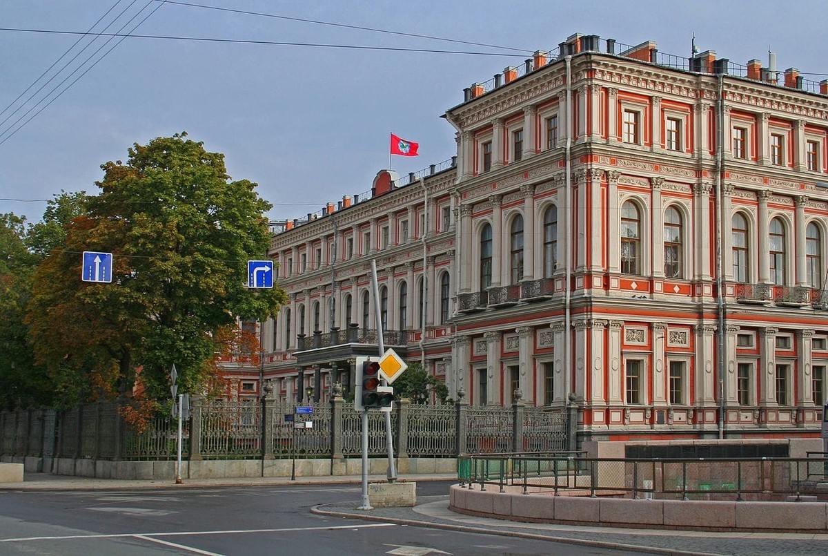 Николаевский дворец Вид с улицы