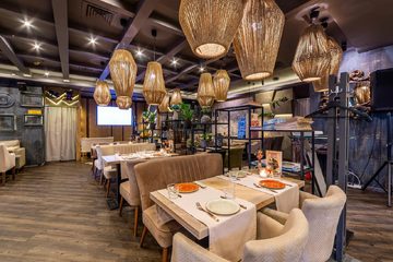 Ресторан Брассерия Крик / Brasserie Kriek на Коломяжском. Пространство ресторана, фото 6